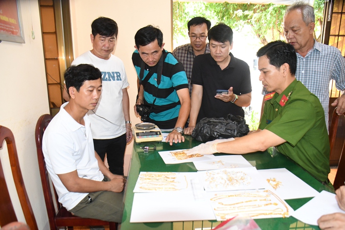 Vụ dùng súng cướp tiệm vàng ở Trà Vinh: Thu giữ hơn 80 chỉ vàng trong bụi cây- Ảnh 2.