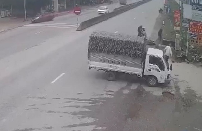 Xe máy gặp tai nạn tông gãy xương đùi thiếu tá công an- Ảnh 1. Xe máy gặp tai nạn tông gãy xương đùi thiếu tá công an- Ảnh 1.