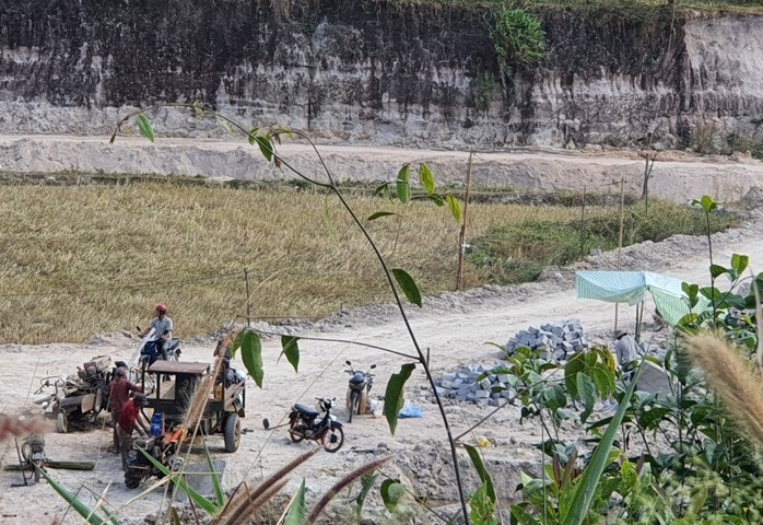 Phóng viên vừa báo chính quyền, mỏ đá "lậu" bỗng vắng tanh- Ảnh 5. Phóng viên vừa báo chính quyền, mỏ đá "lậu" bỗng vắng tanh- Ảnh 5.