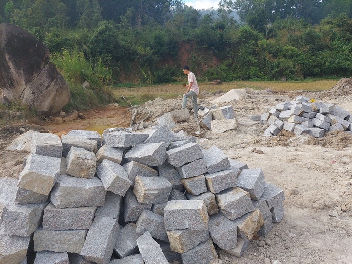 Phóng viên vừa báo chính quyền, mỏ đá "lậu" bỗng vắng tanh- Ảnh 1. Phóng viên vừa báo chính quyền, mỏ đá "lậu" bỗng vắng tanh- Ảnh 1.