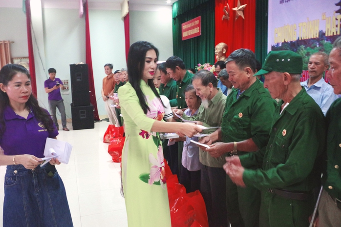 Kavie Trần đam mê với chuyến đi thiện nguyện
- Ảnh 3. Kavie Trần đam mê với chuyến đi thiện nguyện
- Ảnh 3.