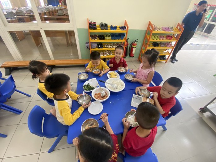Tiền ăn sáng, bán trú của học sinh cũng phải đóng thuế, Sở GD-ĐT TP HCM gửi kiến nghị - Ảnh 1.