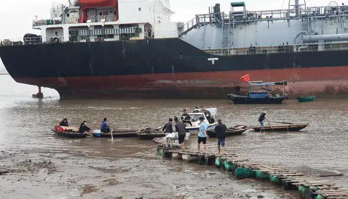 Ngạt khí, 3 người trong một gia đình chết thảm dưới hầm máy tàu- Ảnh 1. Ngạt khí, 3 người trong một gia đình chết thảm dưới hầm máy tàu- Ảnh 1.