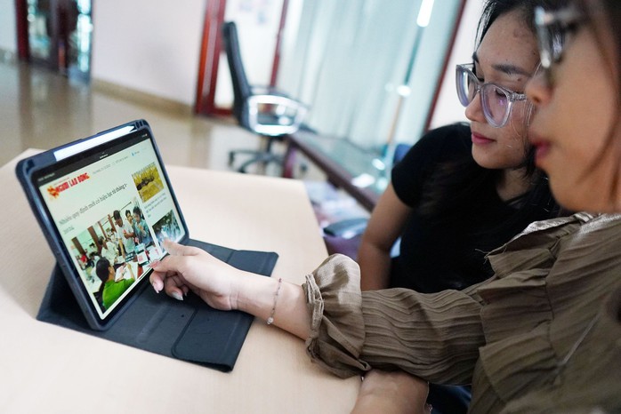Sau một tháng trải nghiệm giao diện mới Người Lao Động điện tử, đa phần bạn đọc đánh giá cao những cải thiện về hình thức, định dạng bài và việc cá nhân hóa trong phân bổ tin tức Ảnh: QUANG LIÊM