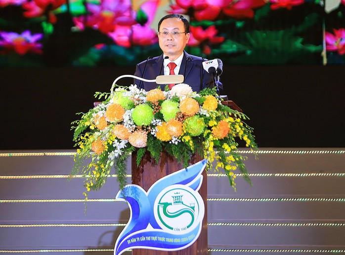 Chủ tịch nước Võ Văn Thưởng dự lễ 20 năm thành lập TP Cần Thơ trực thuộc Trung ương- Ảnh 2. Chủ tịch nước Võ Văn Thưởng dự lễ 20 năm thành lập TP Cần Thơ trực thuộc Trung ương- Ảnh 2.