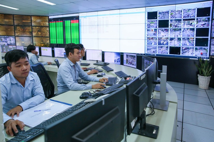 Năm 2024, TP HCM quyết tâm thực hiện hiệu quả chuyển đổi số. Trong ảnh: Trung tâm giám sát, điều khiển giao thông thông minh TP HCM Ảnh: HOÀNG TRIỀU Năm 2024, TP HCM quyết tâm thực hiện hiệu quả chuyển đổi số. Trong ảnh: Trung tâm giám sát, điều khiển giao thông thông minh TP HCM Ảnh: HOÀNG TRIỀU