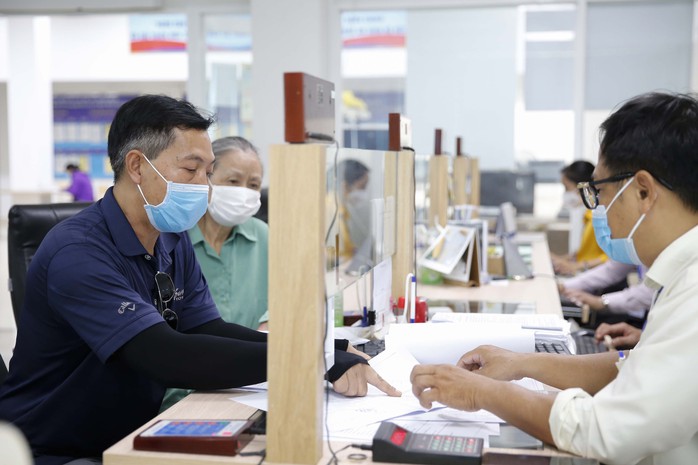 Cán bộ, công chức UBND quận 3, TP HCM hướng dẫn người dân làm hồ sơ Ảnh: HOÀNG TRIỀU Cán bộ, công chức UBND quận 3, TP HCM hướng dẫn người dân làm hồ sơ Ảnh: HOÀNG TRIỀU