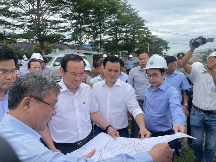 Ủy viên Bộ Chính trị, Bí thư Thành ủy TP HCM Nguyễn Văn Nên khảo sát thực tế công trình cải tạo kênh Tham Lương - Bến Cát - rạch Nước Lên đoạn qua quận Tân BìnhẢnh: THU HỒNG Ủy viên Bộ Chính trị, Bí thư Thành ủy TP HCM Nguyễn Văn Nên khảo sát thực tế công trình cải tạo kênh Tham Lương - Bến Cát - rạch Nước Lên đoạn qua quận Tân BìnhẢnh: THU HỒNG