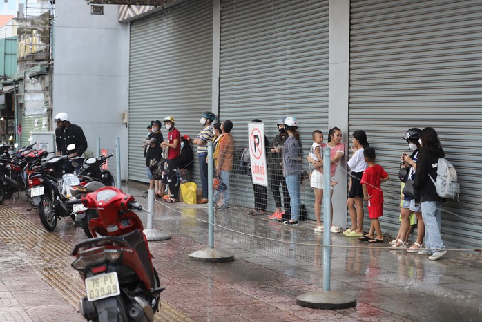 TP HCM mưa trắng trời chiều cuối năm, đêm giao thừa liệu có mưa?- Ảnh 6. TP HCM mưa trắng trời chiều cuối năm, đêm giao thừa liệu có mưa?- Ảnh 6.