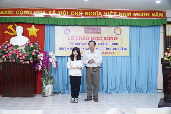 Trao học bổng cho các học sinh vượt khó hiếu học tỉnh Sóc Trăng- Ảnh 2. Trao học bổng cho các học sinh vượt khó hiếu học tỉnh Sóc Trăng- Ảnh 2.