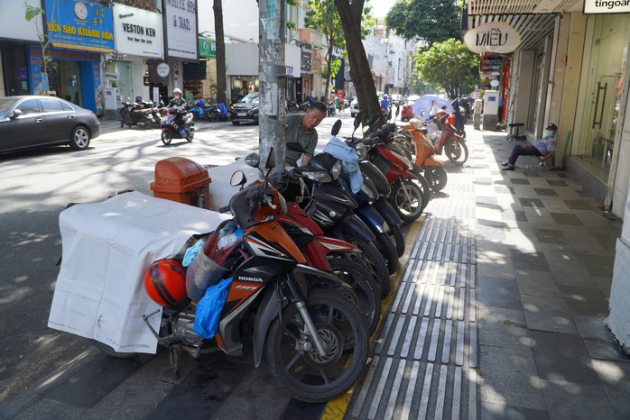 Vỉa hè chính thức "mở trang mới"- Ảnh 3. Vỉa hè chính thức "mở trang mới"- Ảnh 3.