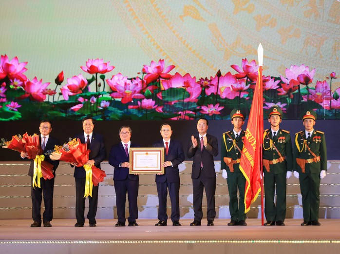 Chủ tịch nước Võ Văn Thưởng dự lễ 20 năm thành lập TP Cần Thơ trực thuộc Trung ương- Ảnh 8. Chủ tịch nước Võ Văn Thưởng dự lễ 20 năm thành lập TP Cần Thơ trực thuộc Trung ương- Ảnh 8.