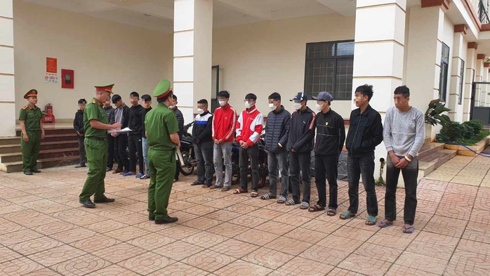 30 thiếu niên mang hung khí đi trả thù- Ảnh 1. 30 thiếu niên mang hung khí đi trả thù- Ảnh 1.