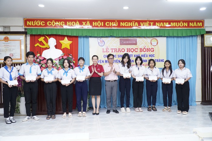 Trao học bổng cho các học sinh vượt khó hiếu học tỉnh Sóc Trăng- Ảnh 3. Trao học bổng cho các học sinh vượt khó hiếu học tỉnh Sóc Trăng- Ảnh 3.
