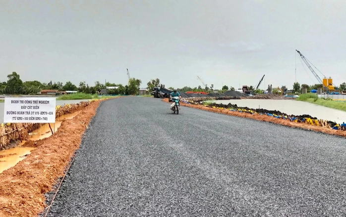Đoạn thi công thử nghiệm đắp cát biển đường hoàn trả ĐT978, đoạn Hậu Giang - Cà Mau