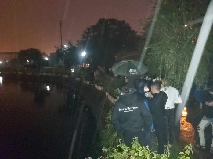 Điều tra nguyên nhân khiến 1 nam sinh tử vong dưới hồ Bảy Mẫu, khi bị đuổi đánh- Ảnh 1. Điều tra nguyên nhân khiến 1 nam sinh tử vong dưới hồ Bảy Mẫu, khi bị đuổi đánh- Ảnh 1.