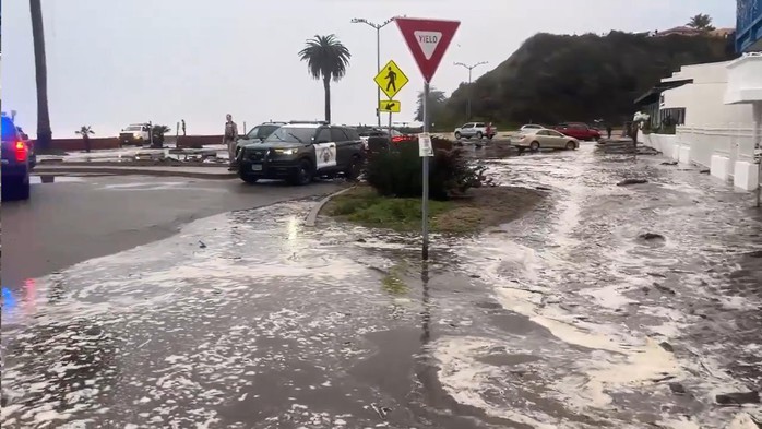 Mỹ: Vì sao California hứng sóng lớn 6-9 m liên tục nhiều ngày?- Ảnh 7. Mỹ: Vì sao California hứng sóng lớn 6-9 m liên tục nhiều ngày?- Ảnh 7.