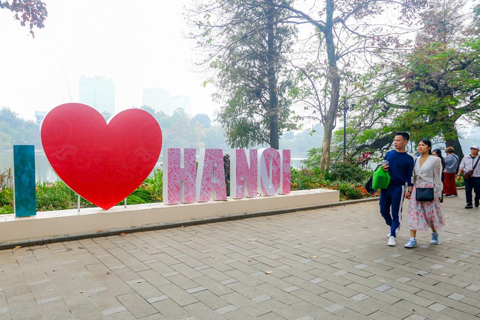 Phố phường Hà Nội trang hoàng chào đón năm mới 2024- Ảnh 14.