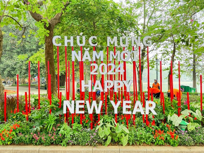 Phố phường Hà Nội trang hoàng chào đón năm mới 2024- Ảnh 8.