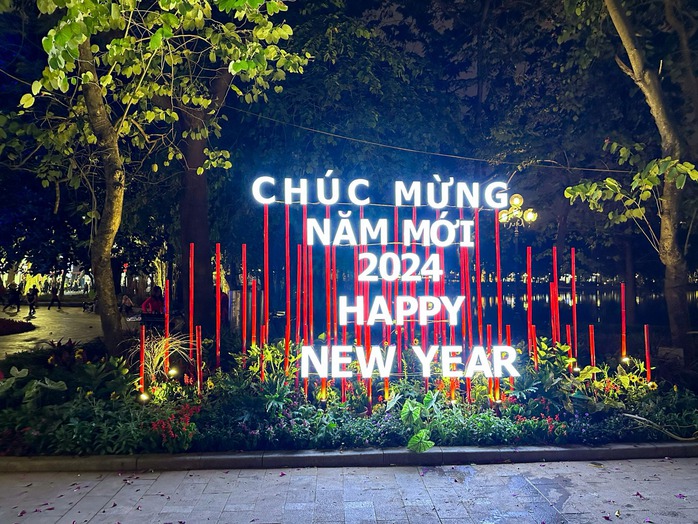 Phố phường Hà Nội trang hoàng chào đón năm mới 2024- Ảnh 10.