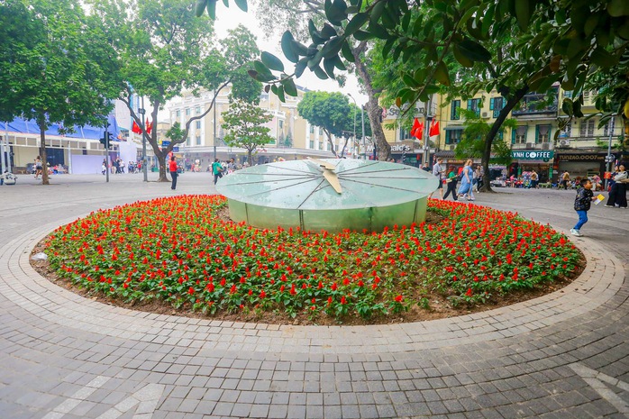 Phố phường Hà Nội trang hoàng chào đón năm mới 2024- Ảnh 1.