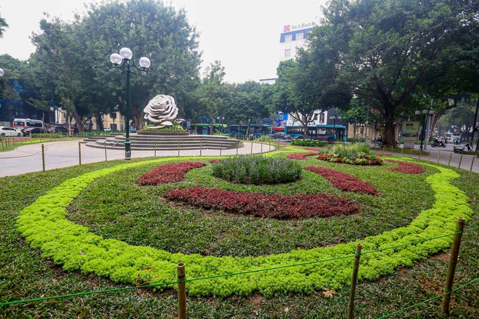 Phố phường Hà Nội trang hoàng chào đón năm mới 2024- Ảnh 2.
