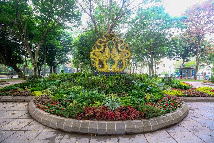 Phố phường Hà Nội trang hoàng chào đón năm mới 2024- Ảnh 6.