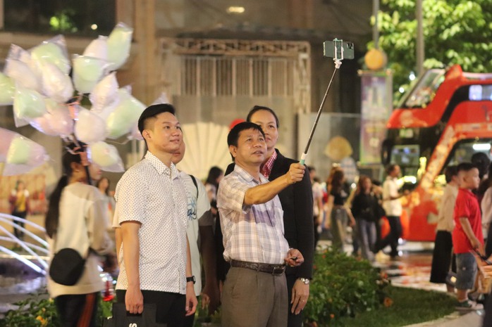 TP HCM: Khu vực trung tâm kẹt xe kéo dài, bãi giữ xe hết chỗ trước giao thừa - Ảnh 5. TP HCM: Khu vực trung tâm kẹt xe kéo dài, bãi giữ xe hết chỗ trước giao thừa - Ảnh 5.
