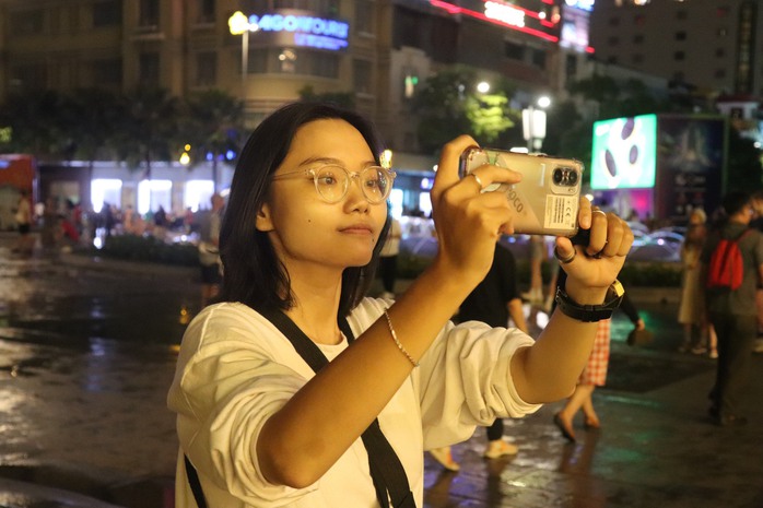 TP HCM: Khu vực trung tâm kẹt xe kéo dài, bãi giữ xe hết chỗ trước giao thừa - Ảnh 4. TP HCM: Khu vực trung tâm kẹt xe kéo dài, bãi giữ xe hết chỗ trước giao thừa - Ảnh 4.