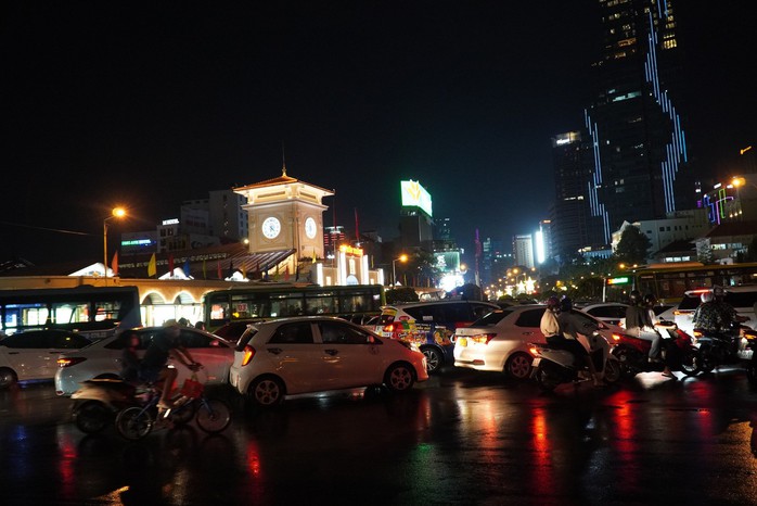 TP HCM: Khu vực trung tâm kẹt xe kéo dài, bãi giữ xe hết chỗ trước giao thừa - Ảnh 8. TP HCM: Khu vực trung tâm kẹt xe kéo dài, bãi giữ xe hết chỗ trước giao thừa - Ảnh 8.