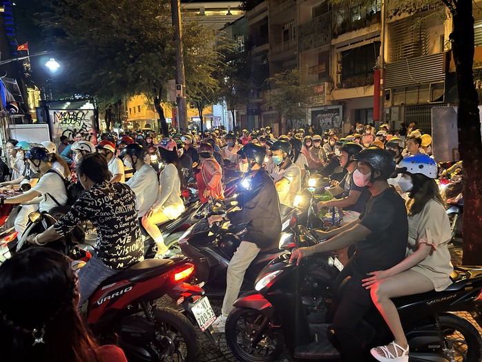 TP HCM: Khu vực trung tâm kẹt xe kéo dài, bãi giữ xe hết chỗ trước giao thừa - Ảnh 12. TP HCM: Khu vực trung tâm kẹt xe kéo dài, bãi giữ xe hết chỗ trước giao thừa - Ảnh 12.