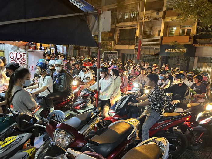 TP HCM: Khu vực trung tâm kẹt xe kéo dài, bãi giữ xe hết chỗ trước giao thừa - Ảnh 15. TP HCM: Khu vực trung tâm kẹt xe kéo dài, bãi giữ xe hết chỗ trước giao thừa - Ảnh 15.