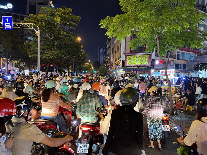 TP HCM: Khu vực trung tâm kẹt xe kéo dài, bãi giữ xe hết chỗ trước giao thừa - Ảnh 14. TP HCM: Khu vực trung tâm kẹt xe kéo dài, bãi giữ xe hết chỗ trước giao thừa - Ảnh 14.