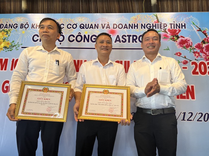 Dấu ấn của một chi bộ doanh nghiệp FDI đầu tiên tại Bình Dương
- Ảnh 4. Dấu ấn của một chi bộ doanh nghiệp FDI đầu tiên tại Bình Dương
- Ảnh 4.