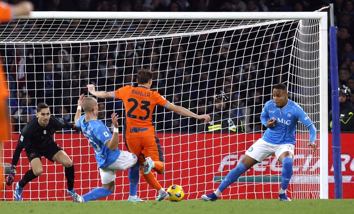Giành 3 điểm Inter thống trị ngôi đầu- Ảnh 2. Giành 3 điểm Inter thống trị ngôi đầu- Ảnh 2.