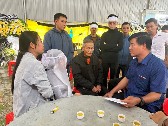Ông Nguyễn Thiên Văn, Phó Chủ tịch UBND tỉnh Đắk Lắk, đến chia buồn và hỗ trợ gia đình ông Nguyễn Kim Anh Ông Nguyễn Thiên Văn, Phó Chủ tịch UBND tỉnh Đắk Lắk, đến chia buồn và hỗ trợ gia đình ông Nguyễn Kim Anh
