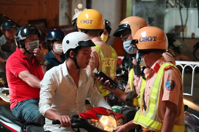 CSGT TP HCM kiểm tra nồng độ cồn một người điều khiển xe máyẢnh: Minh Vương CSGT TP HCM kiểm tra nồng độ cồn một người điều khiển xe máyẢnh: Minh Vương