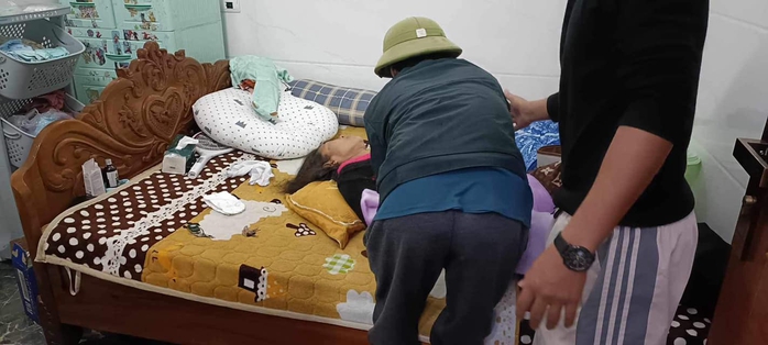 Cứu sống 3 người bị ngạt khí do đốt than sưởi ấm để ngủ- Ảnh 1. Cứu sống 3 người bị ngạt khí do đốt than sưởi ấm để ngủ- Ảnh 1.
