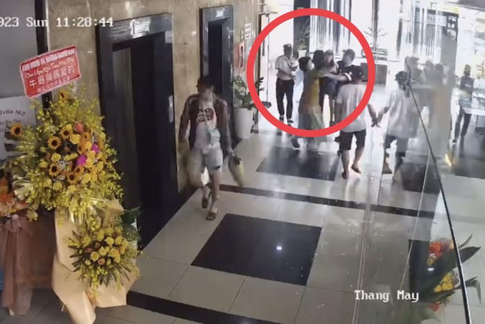 Người phụ nữ bị hành hung ở chung cư: Do mâu thuẫn tình cảm- Ảnh 1. Người phụ nữ bị hành hung ở chung cư: Do mâu thuẫn tình cảm- Ảnh 1.