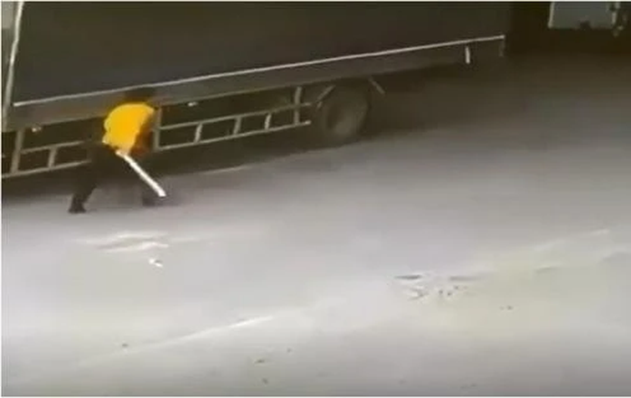 Chém chết người, tài xế lên ôtô đóng cửa cố thủ- Ảnh 1. Chém chết người, tài xế lên ôtô đóng cửa cố thủ- Ảnh 1.