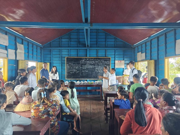 Thứ trưởng Ngoại giao Lê Thị Thu Hằng thăm lớp học trên Biển Hồ- Ảnh 1. Thứ trưởng Ngoại giao Lê Thị Thu Hằng thăm lớp học trên Biển Hồ- Ảnh 1.
