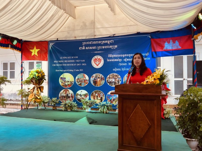Thứ trưởng Ngoại giao Lê Thị Thu Hằng thăm lớp học trên Biển Hồ- Ảnh 2. Thứ trưởng Ngoại giao Lê Thị Thu Hằng thăm lớp học trên Biển Hồ- Ảnh 2.