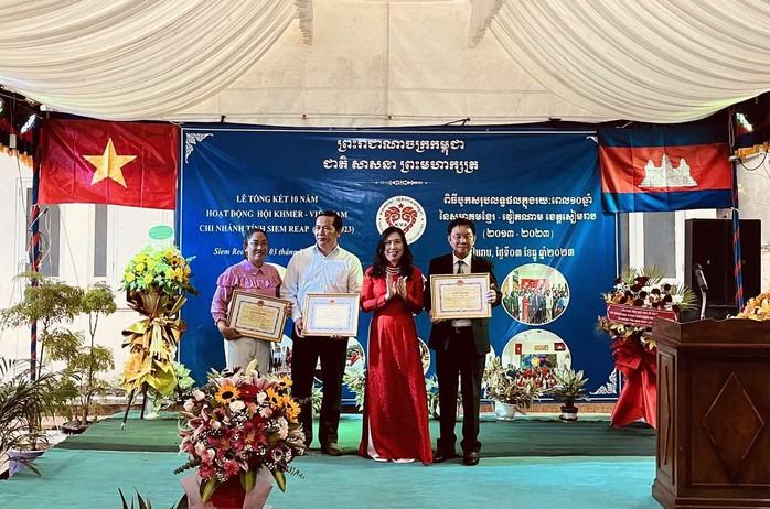 Thứ trưởng Ngoại giao Lê Thị Thu Hằng thăm lớp học trên Biển Hồ- Ảnh 3. Thứ trưởng Ngoại giao Lê Thị Thu Hằng thăm lớp học trên Biển Hồ- Ảnh 3.