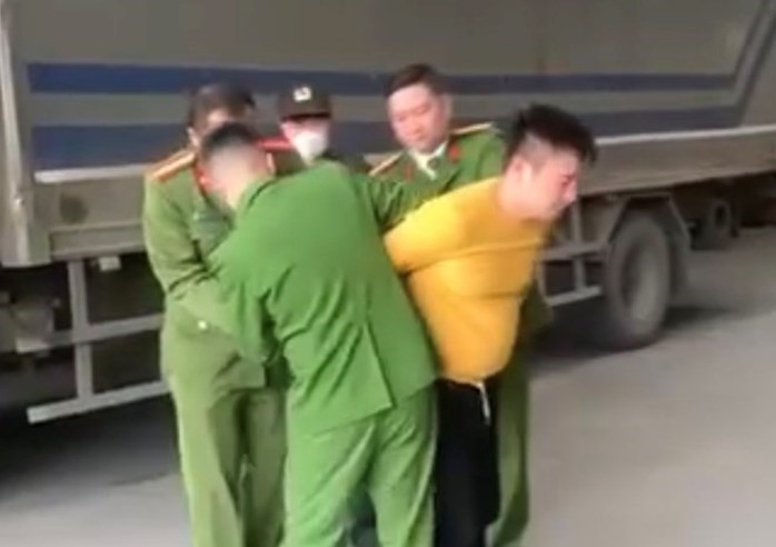 Chém chết người, tài xế lên ôtô đóng cửa cố thủ- Ảnh 2. Chém chết người, tài xế lên ôtô đóng cửa cố thủ- Ảnh 2.