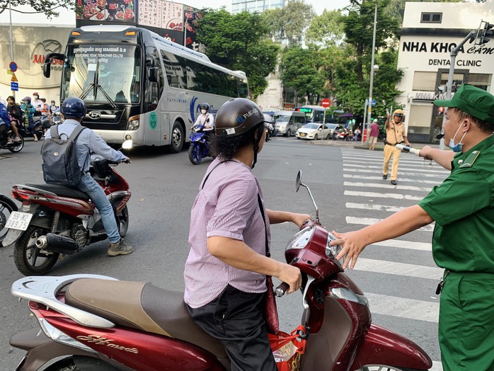 Nhiều tuyến đường trung tâm TP HCM ùn tắc- Ảnh 3. Nhiều tuyến đường trung tâm TP HCM ùn tắc- Ảnh 3.
