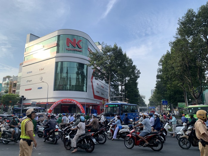Nhiều tuyến đường trung tâm TP HCM ùn tắc- Ảnh 2. Nhiều tuyến đường trung tâm TP HCM ùn tắc- Ảnh 2.
