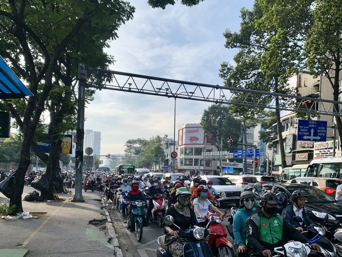 Nhiều tuyến đường trung tâm TP HCM ùn tắc- Ảnh 1. Nhiều tuyến đường trung tâm TP HCM ùn tắc- Ảnh 1.