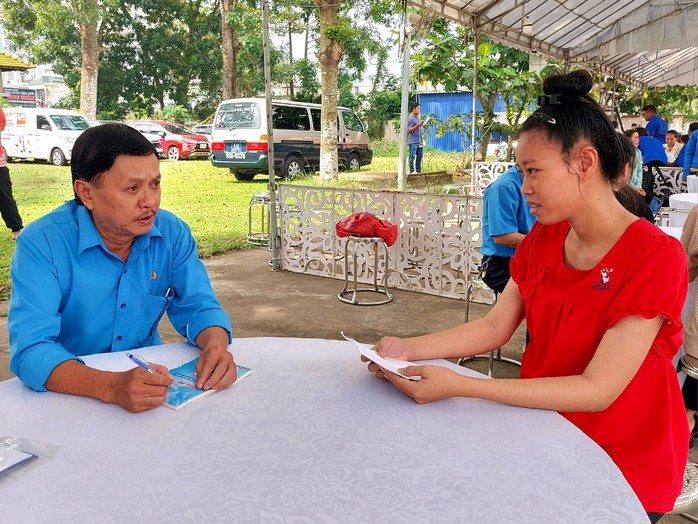 Cán bộ Trung tâm Tư vấn pháp luật LĐLĐ TP HCM tư vấn pháp lý cho người lao động Cán bộ Trung tâm Tư vấn pháp luật LĐLĐ TP HCM tư vấn pháp lý cho người lao động