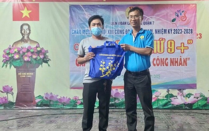 Ông Trần Cộng - Phó Chủ tịch LĐLĐ quận 7, TP HCM - trao quà cho công nhân khó khăn