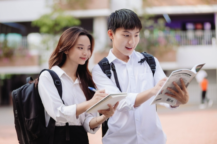 Tặng học bổng toàn phần cho học sinh top đầu các trường THPT
- Ảnh 1.